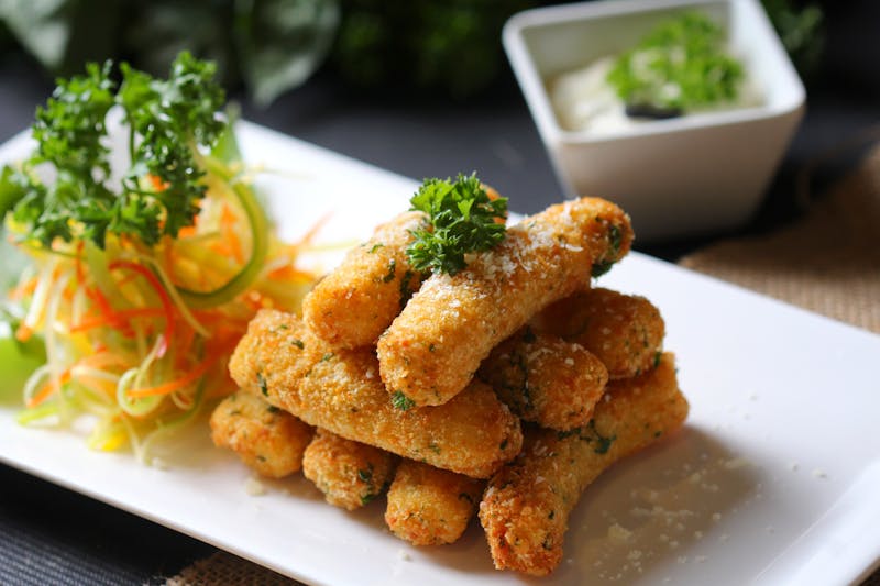 mozzarella sticks starter with marinara at deweys